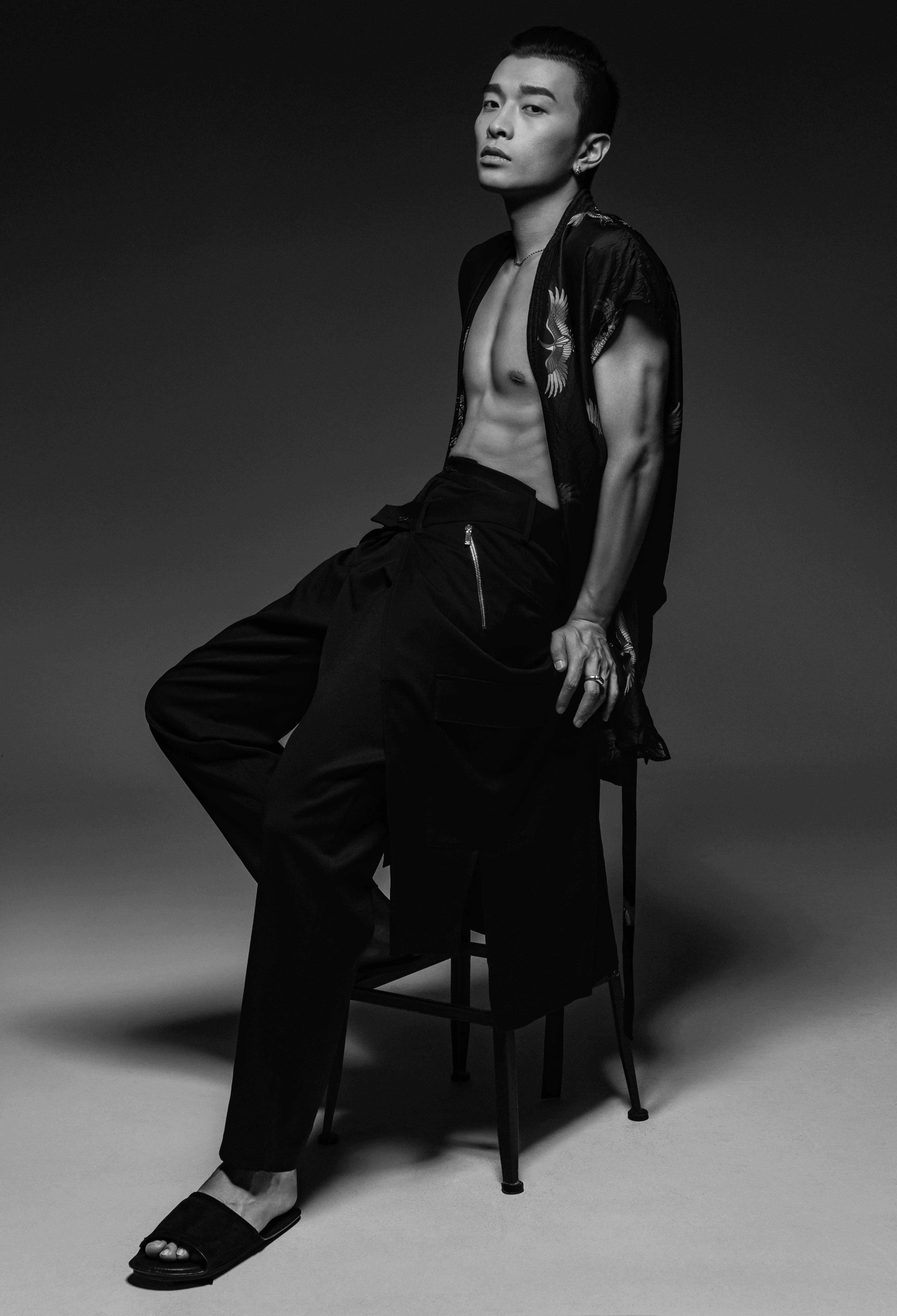 满舒克宣传照曝光,黑白武士尽显男性魅力