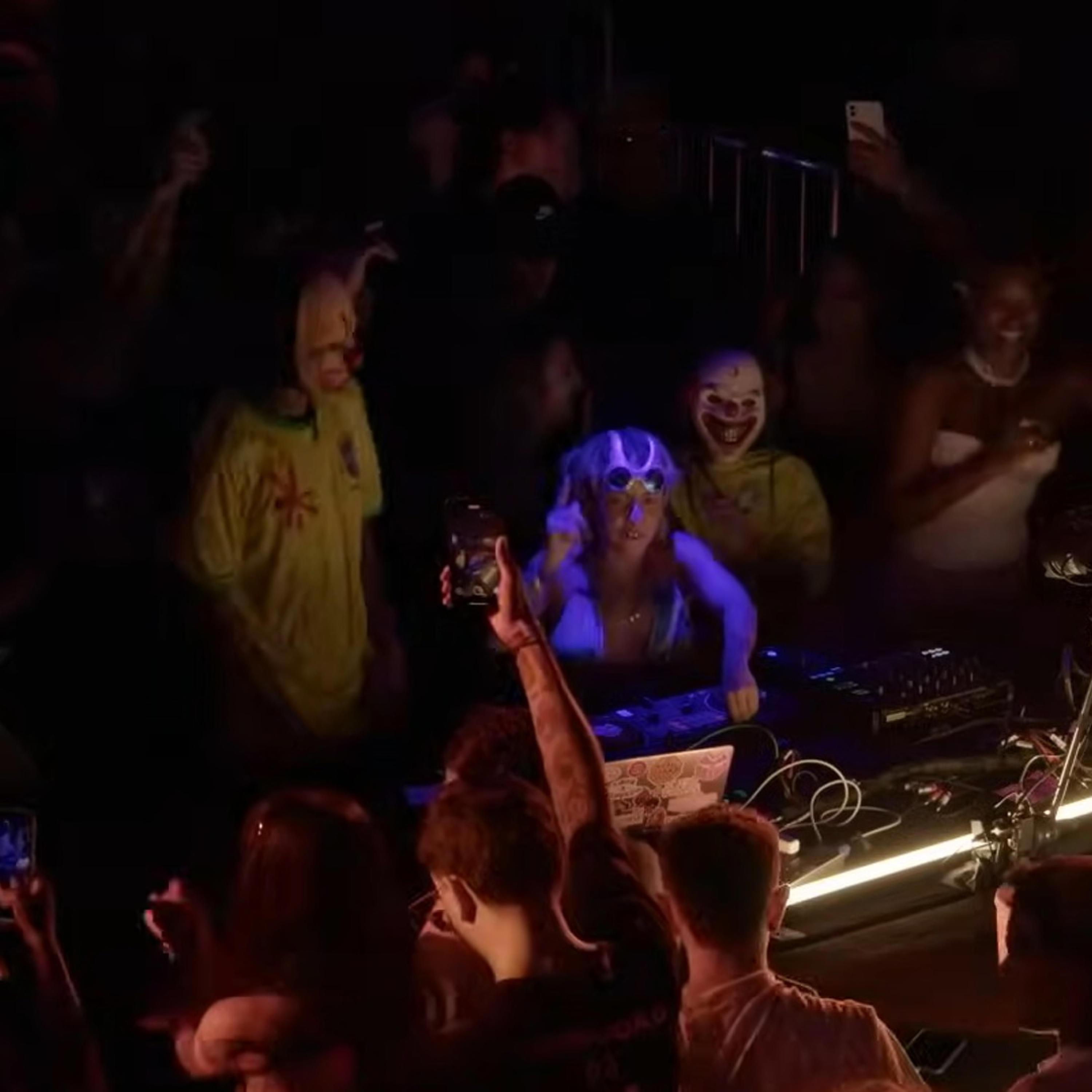 FIU FIU DAS NOVINHAS NO ROCK DOIDO (feat. MC ZKW & MC BIBI DRAK)