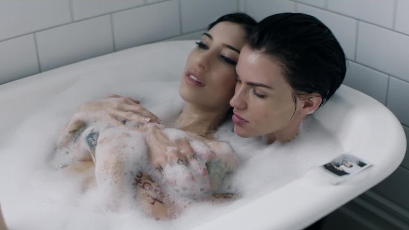 Три возбужденные лесбиянки искупались в ванной перед жарким сексом
