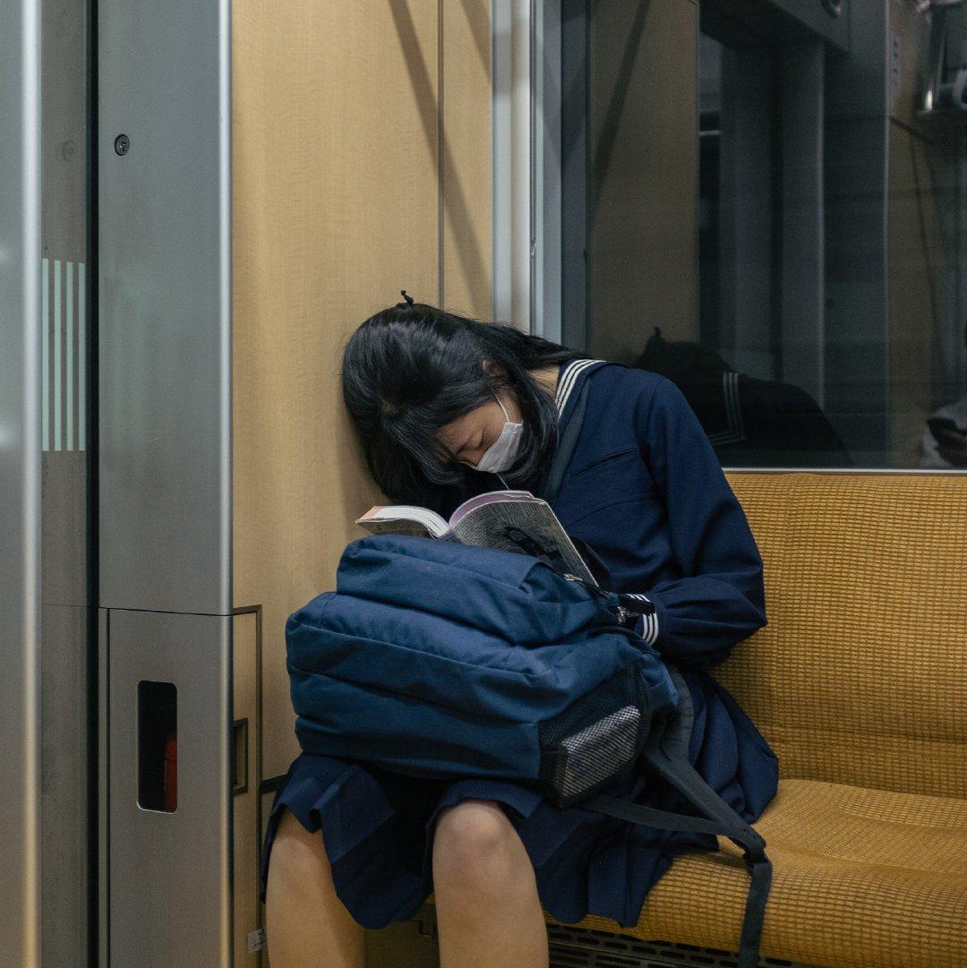 白色雾色月色还有粉红色