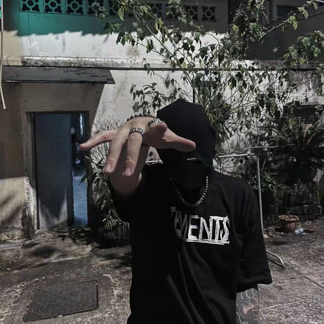 除我以外(LIVING HARD)封面