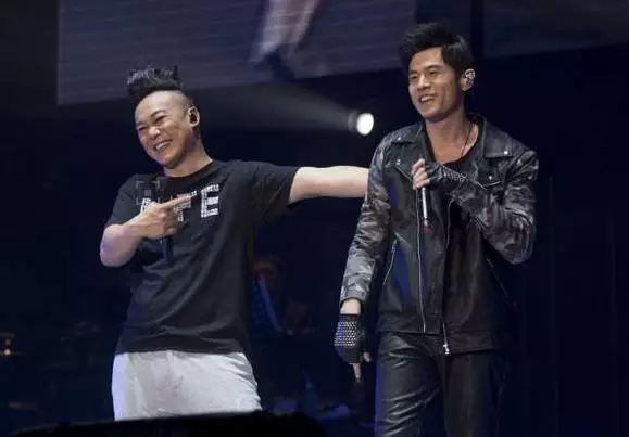 任是跨不过去的一道坎?这姑娘唱了整场演唱会