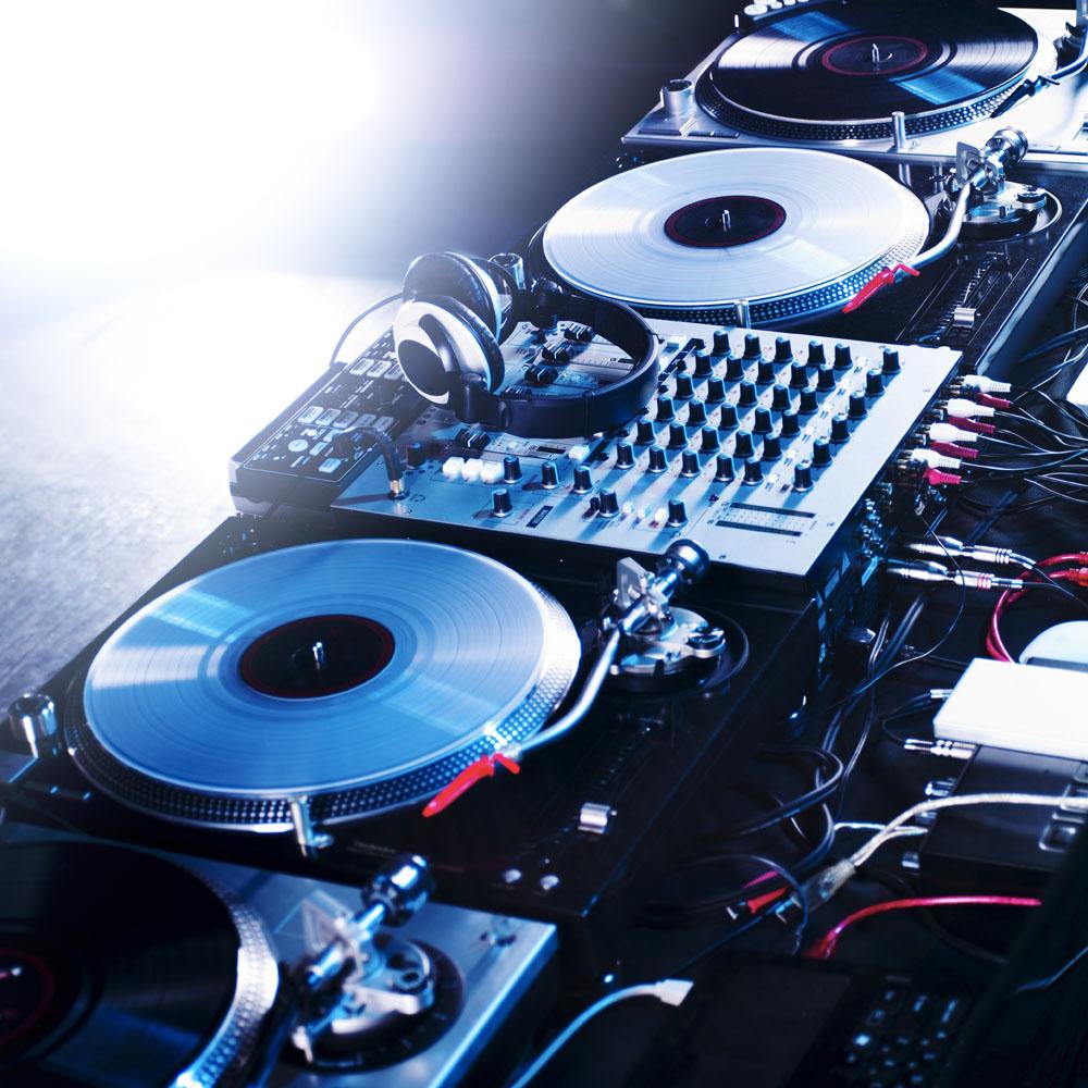 Chris Menina - 原版在人间咚鼓版(英文)（D