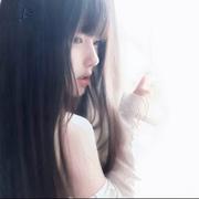 黄昏下模糊的侧脸