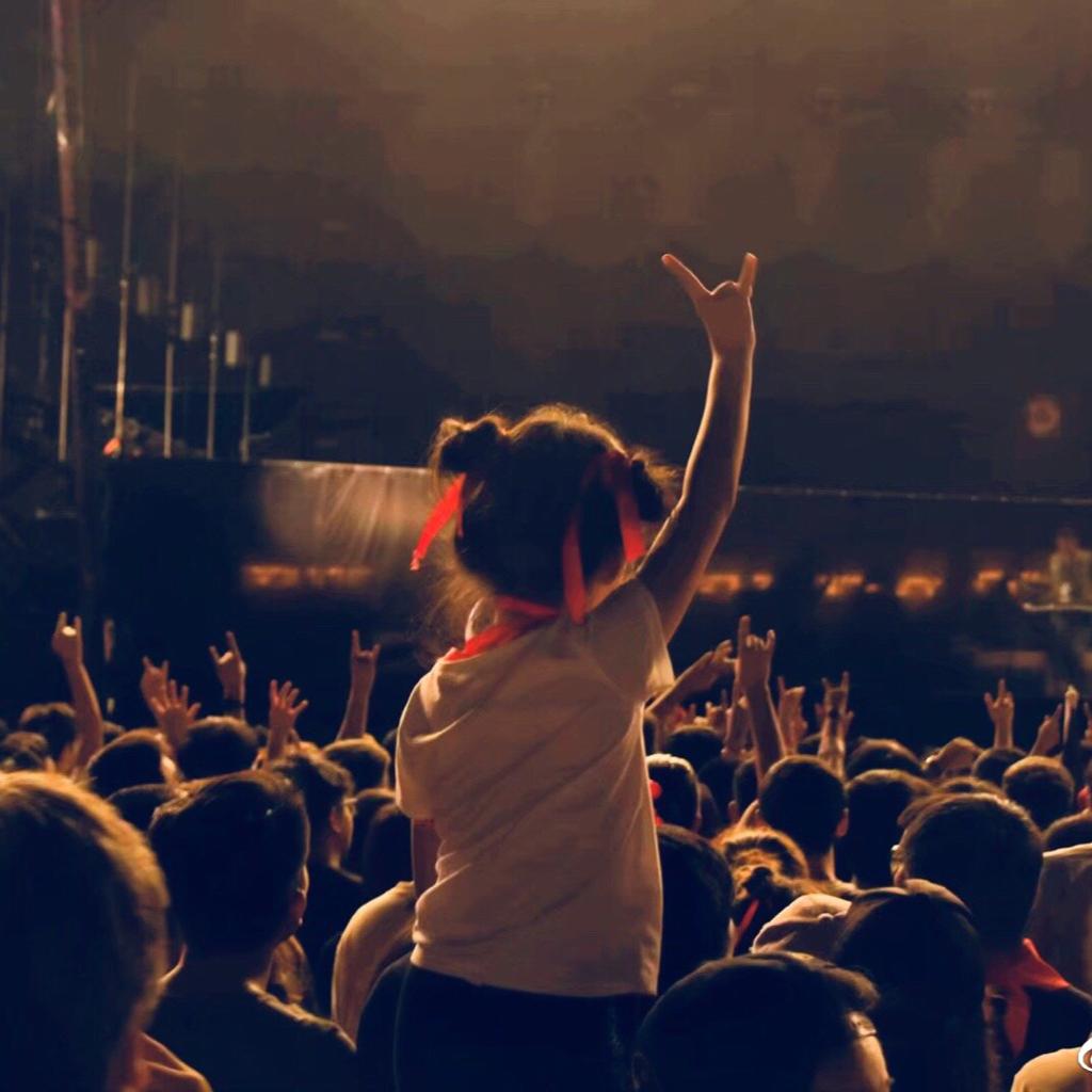 帅的时候就爱傻笑