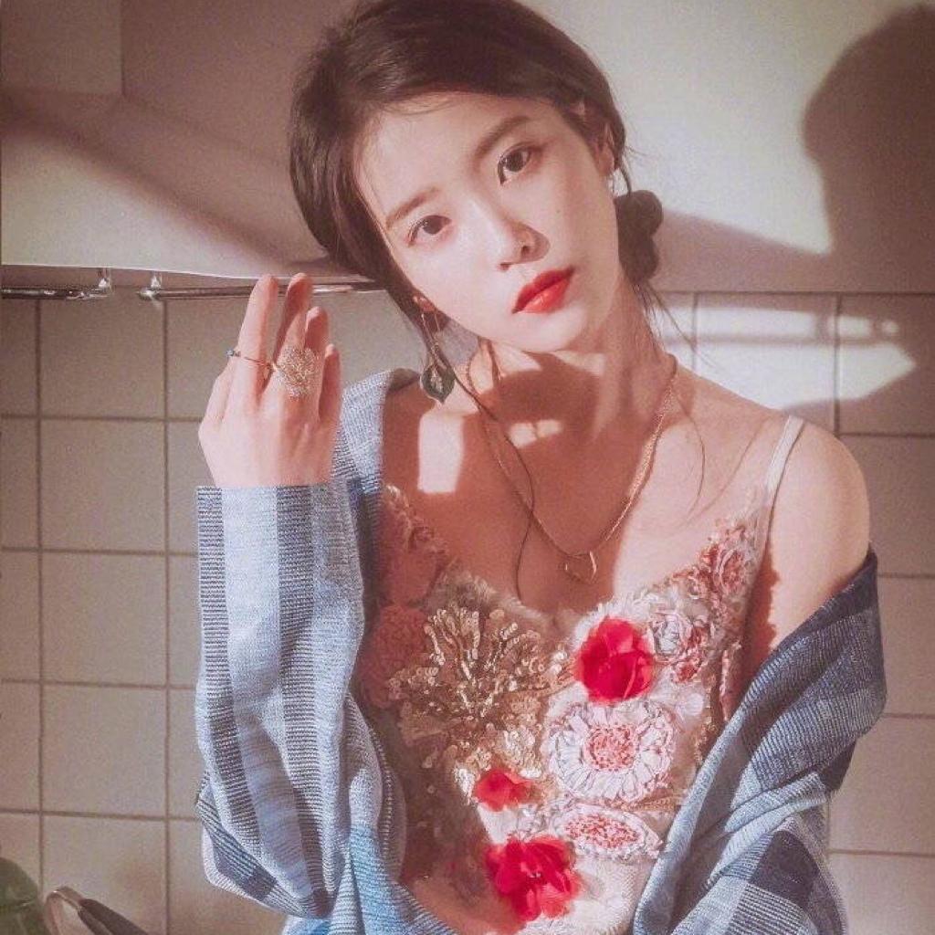 （坐车听的歌）戴着小耳机看着窗外