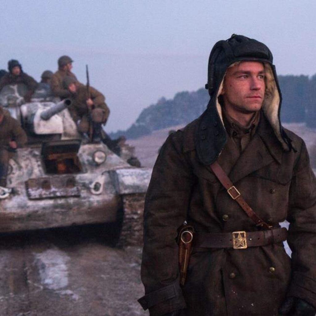 开最快的车，听最硬的曲