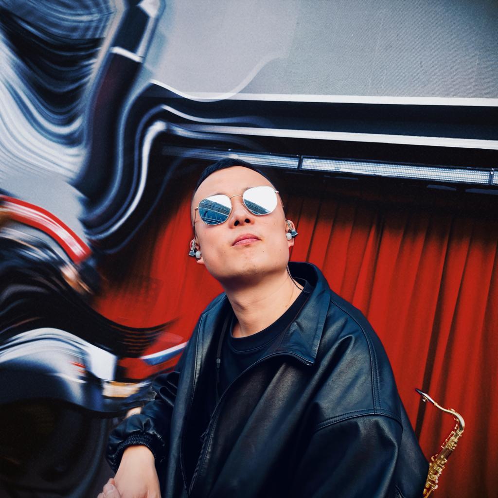 吹萨克斯的卜麒