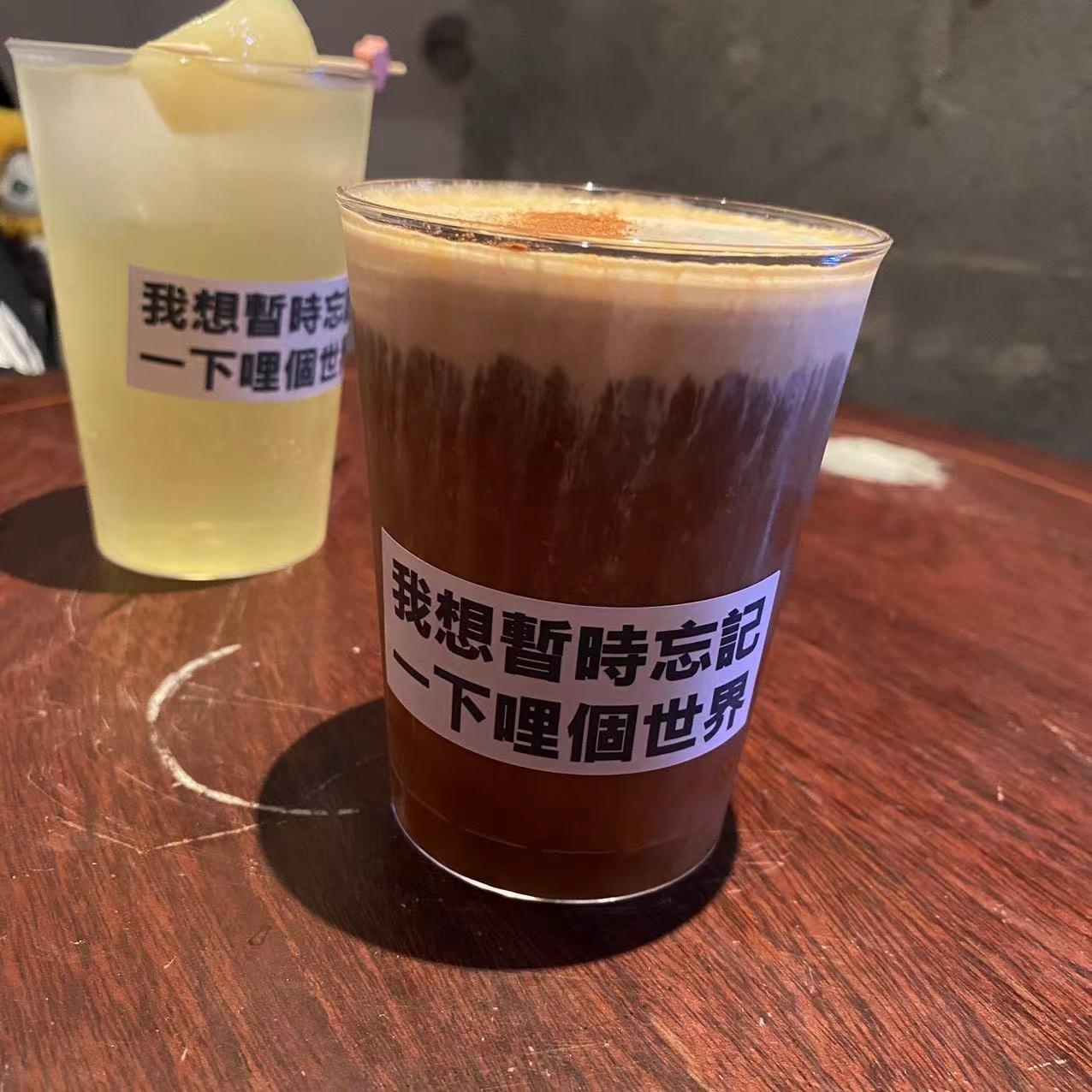 耳机里放的是电子止痛药