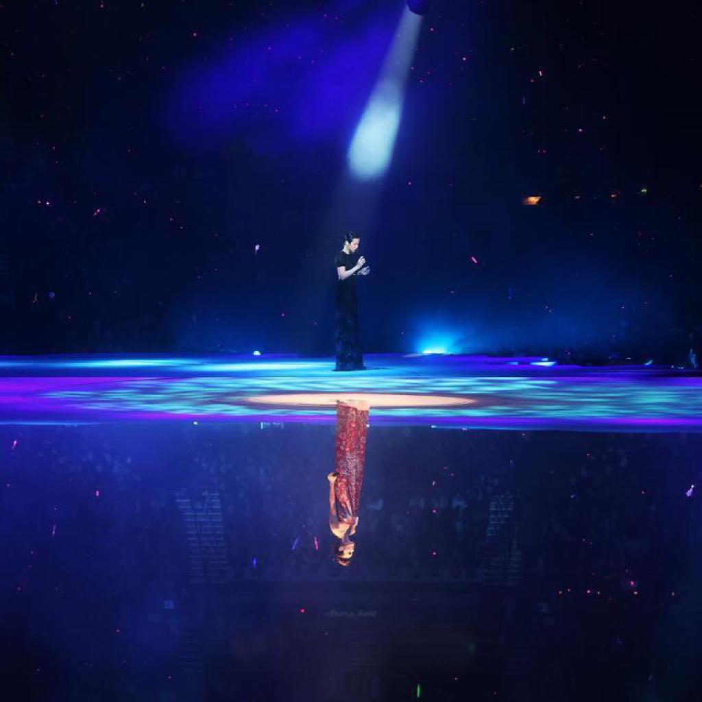 红屋顶下的黄色大门