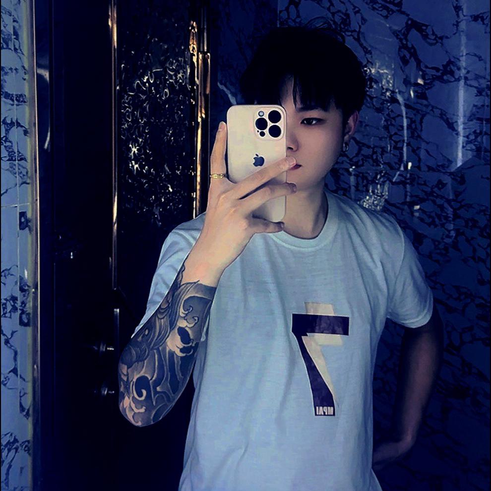 哭泣站台 ( 终于你我的爱埋葬在 哭泣的站台  )封面