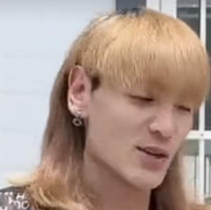 开挖掘机的小马云