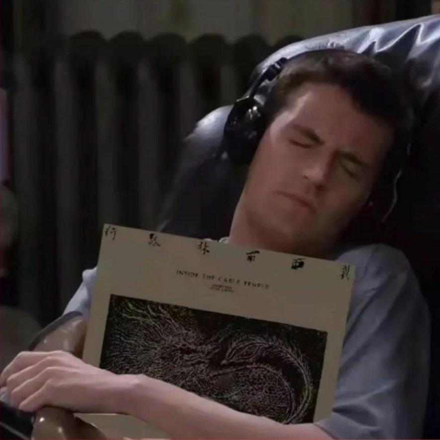 她的梦中伸出蓝色的台阶