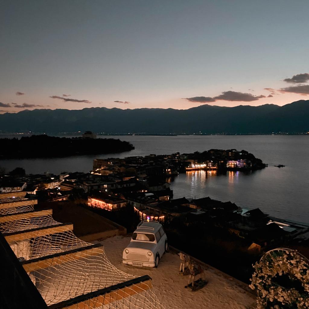 “想溺在那片日落与慵懒的情绪里”