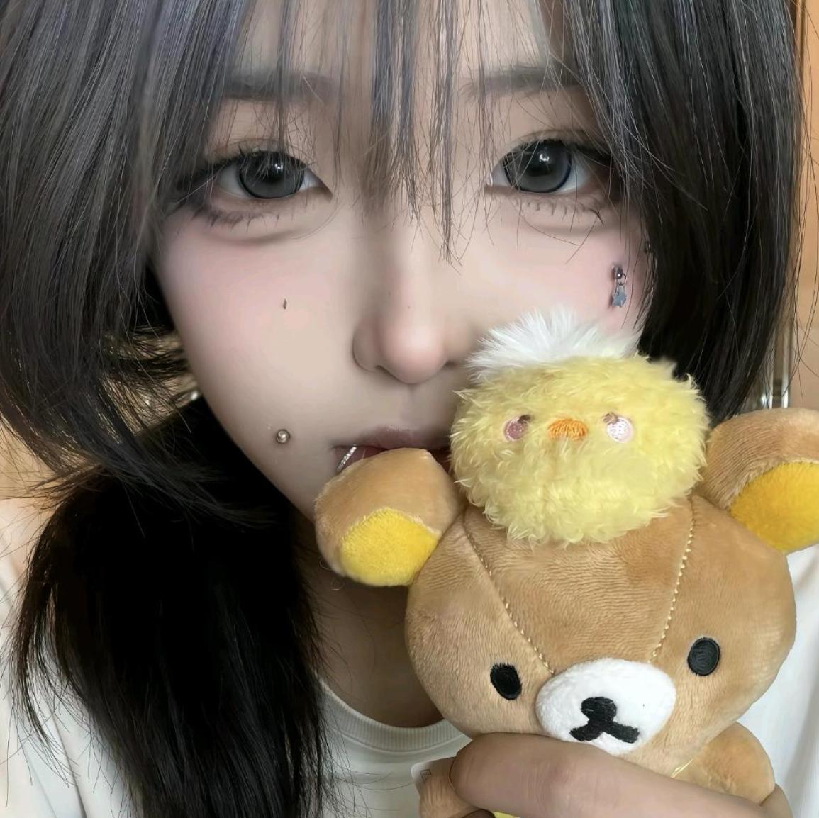 拥抱着你在四月的街道