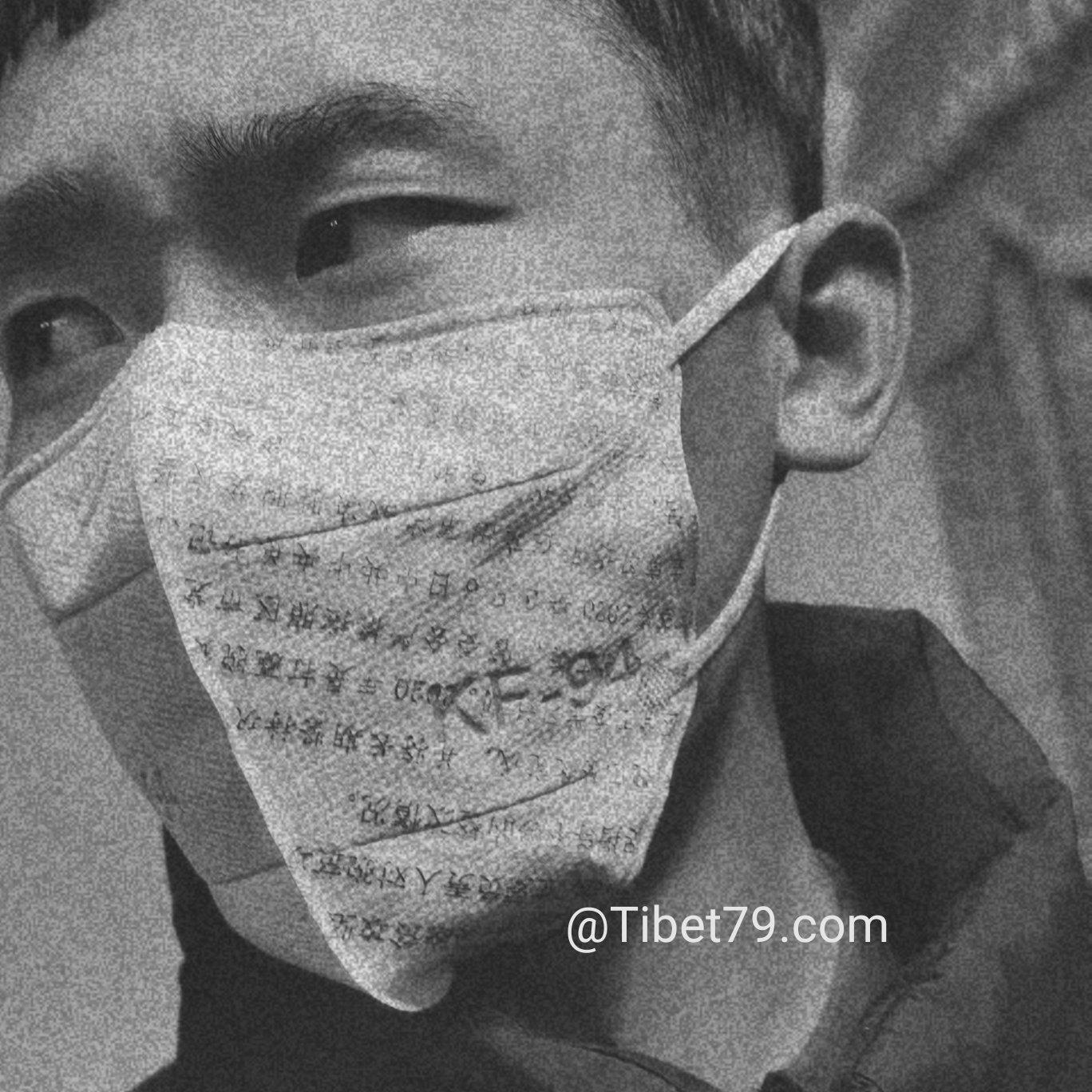 走路带蹦拽男孩