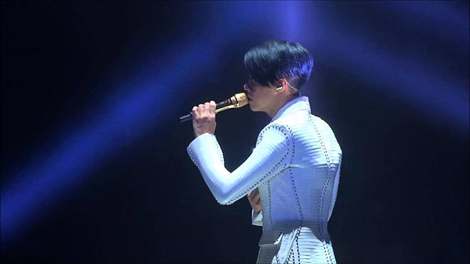 张敬轩:原谅我悲观过界，但如血啃在喉中不吐不快。