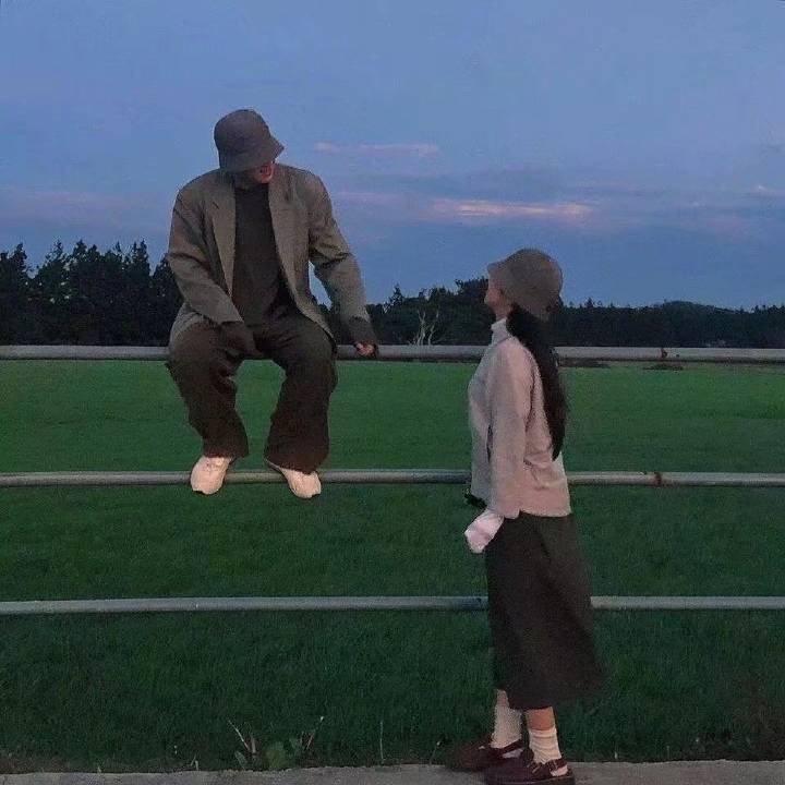 夏天丨 冰块掉进空玻璃杯