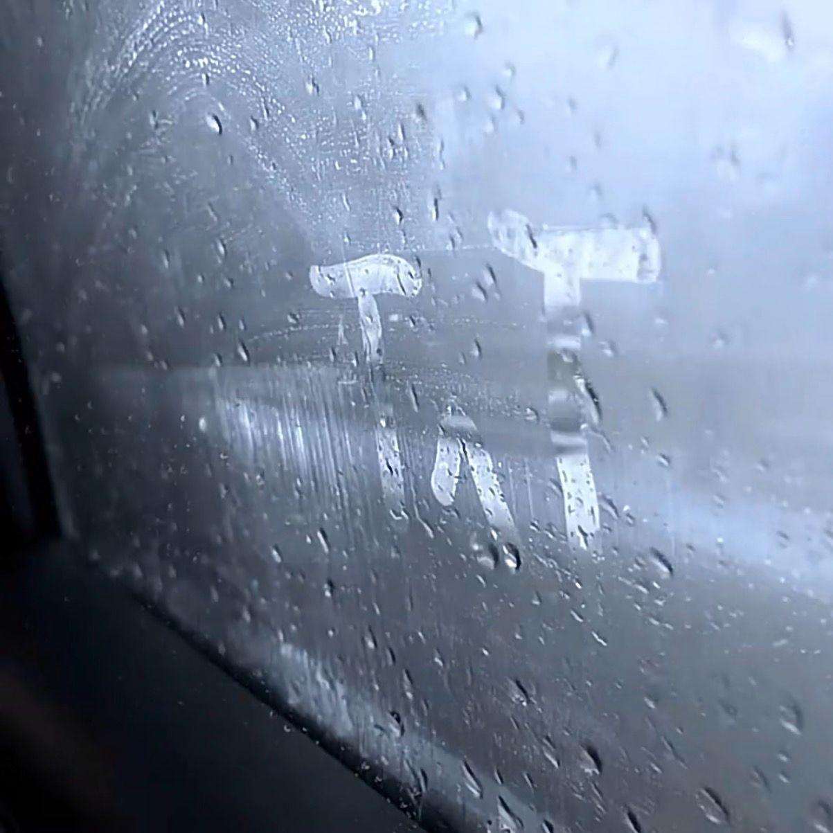 眼泪是失色的雨封面