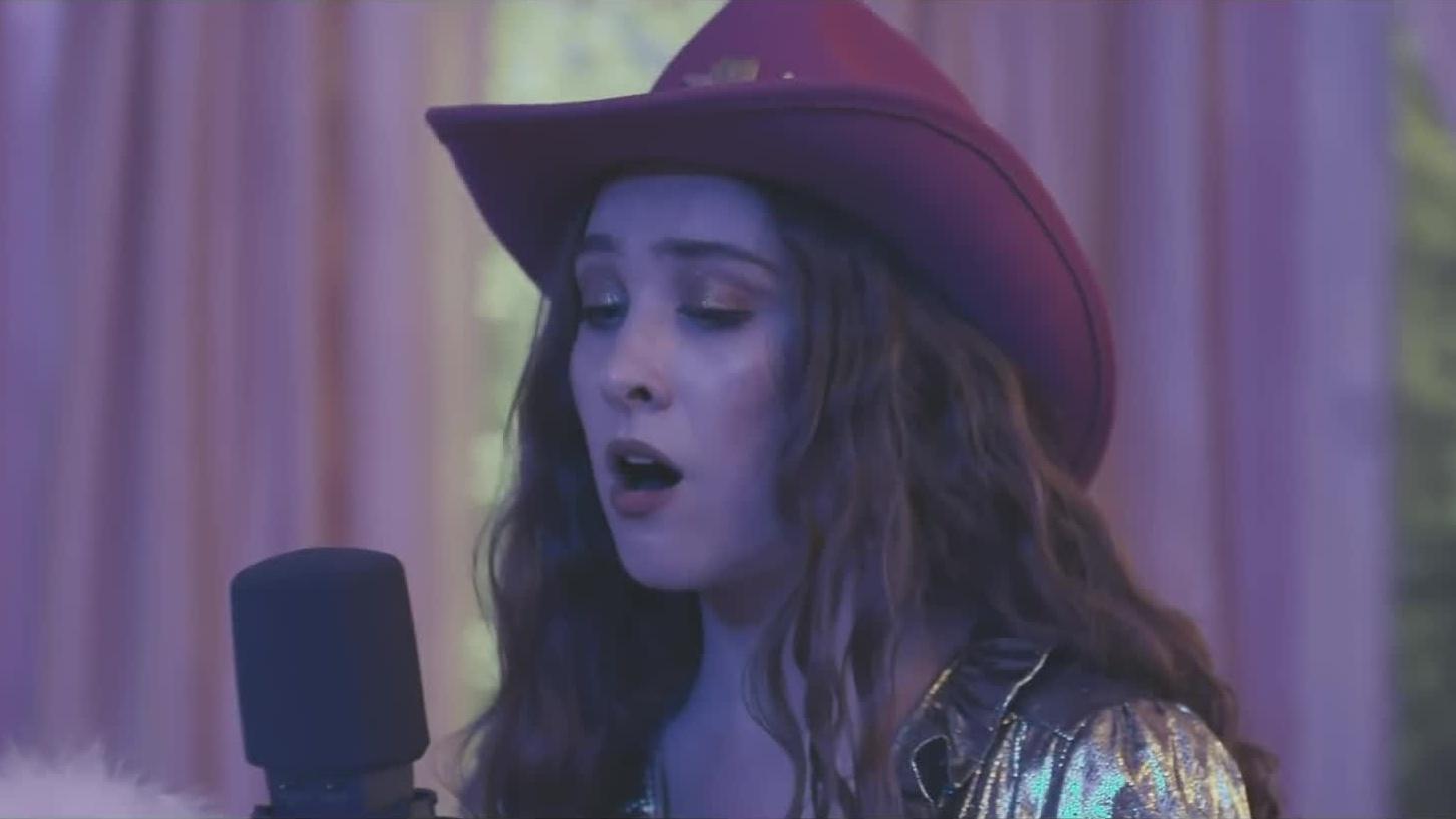 Pink Pony Club (Acoustic) - Chappell Roan - 高清MV - 网易云音乐