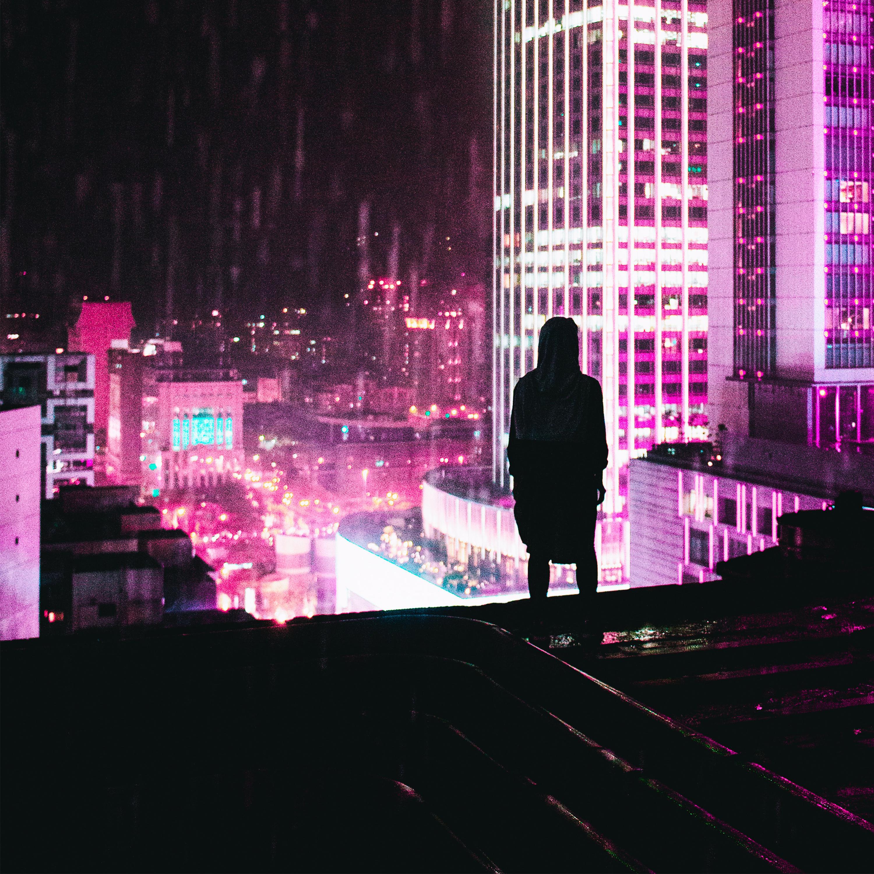 Мужчина на фоне ночного города