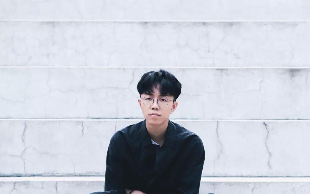 陈鸿宇:浓烟未散三旬近，一如少年迟夏归