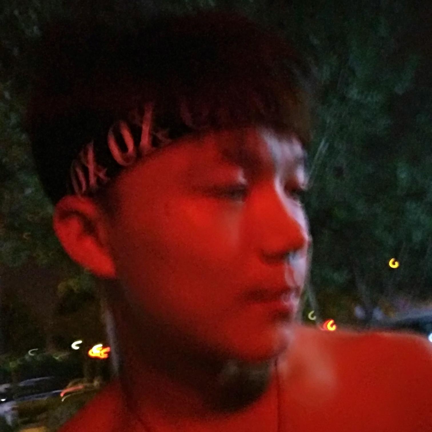 还差两个女朋友封面