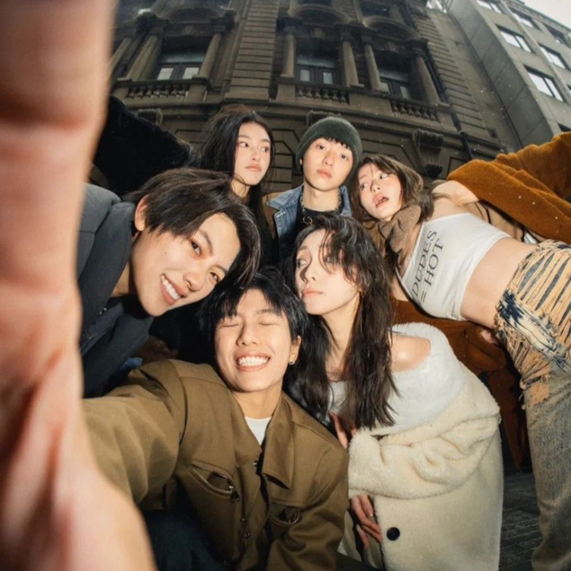 朋友聚会，华语流行点燃全场热烈气氛