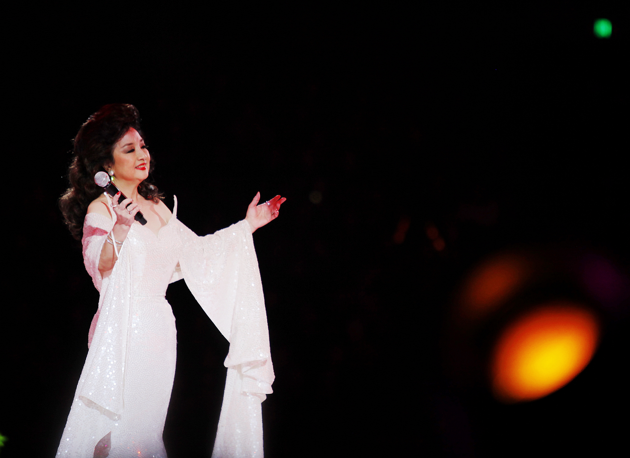 把与香港的过往放在你的歌里,我很安心 | 徐小凤40年的不老歌单