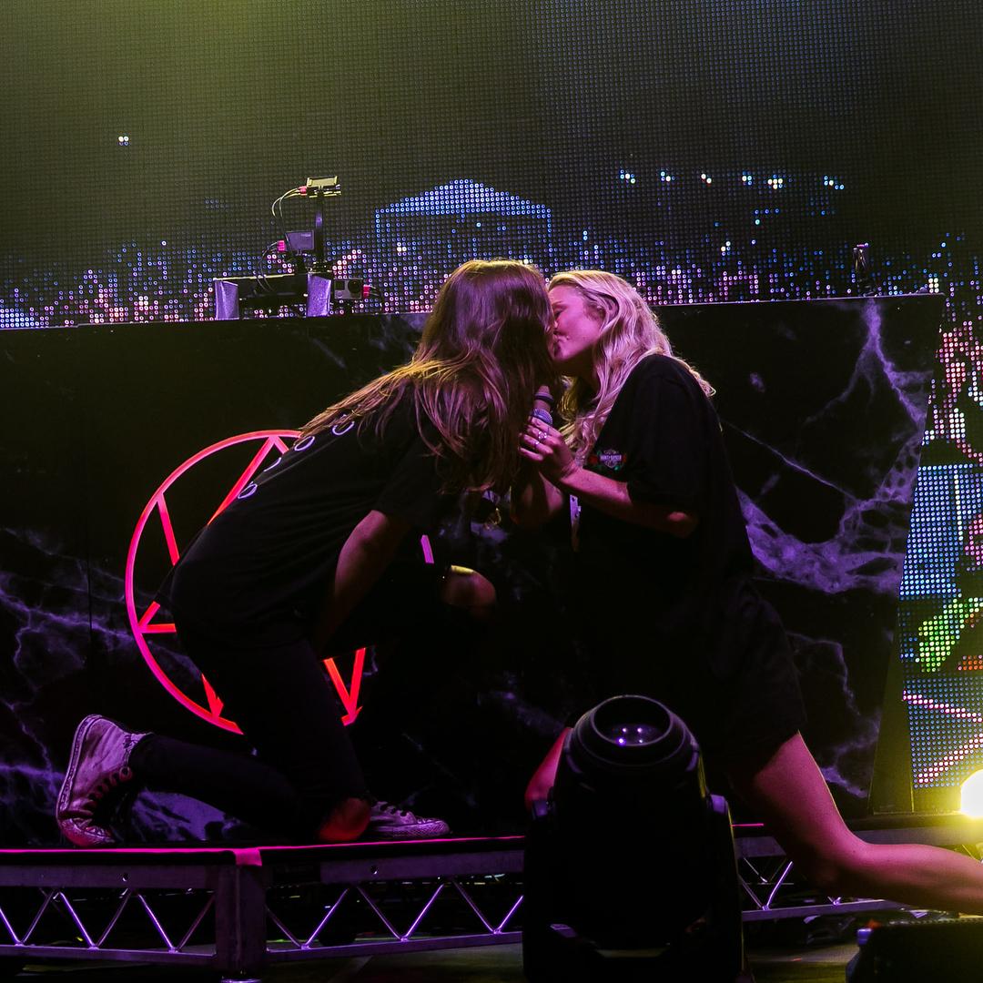 小蜜蜂资讯晚报 | Billboard年终排行榜，澳洲女神主持同性求婚现场