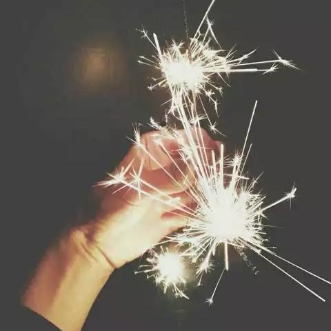 郎心刺记满心容，风烟到头还是情。