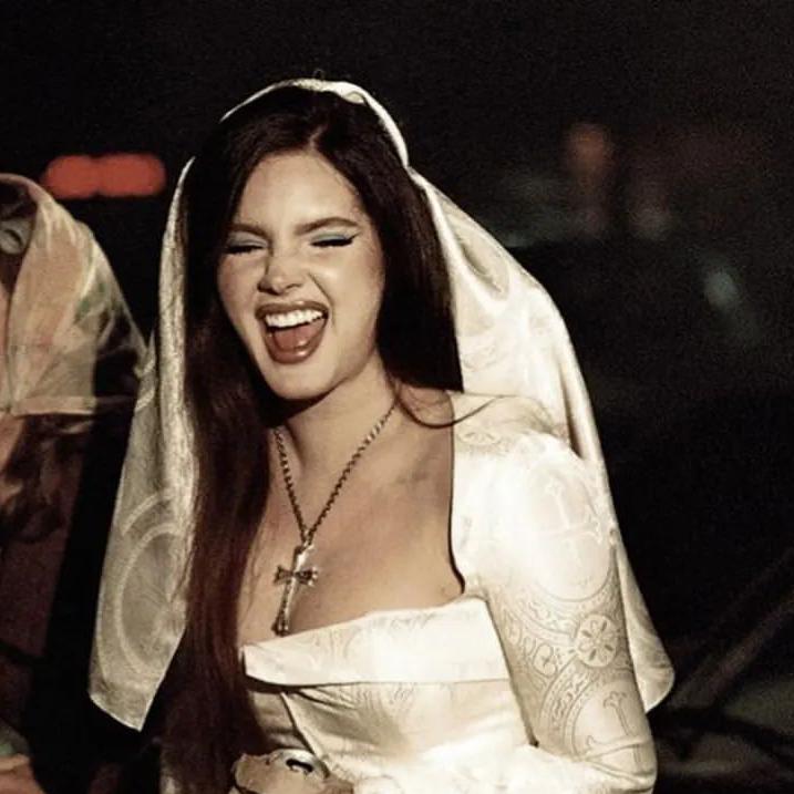 恭喜雷妮♡Lana Del Rey订婚啦！