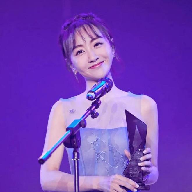 待我长发及腰（杨蓉 AI COVER）封面
