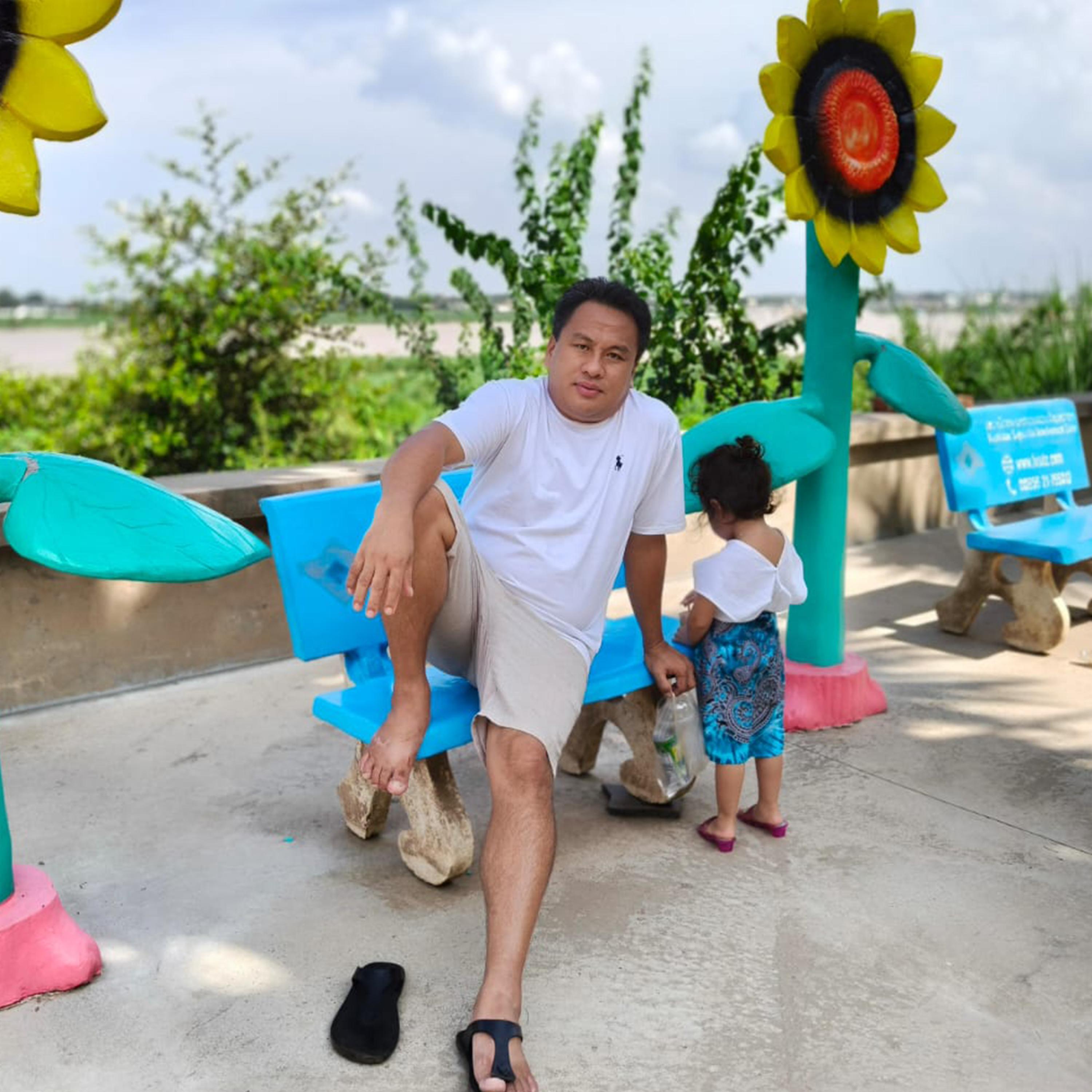 Niam tais txws ntxhais ua niam ntiav