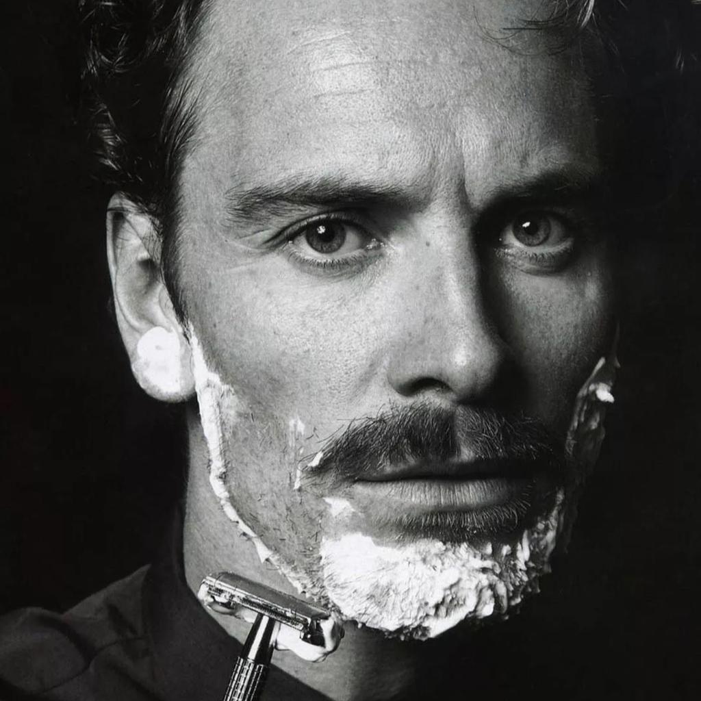 「欧美 流行」驱车在宽敞空旷的大路上行驶