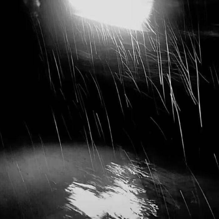 黑夜中的雨水封面