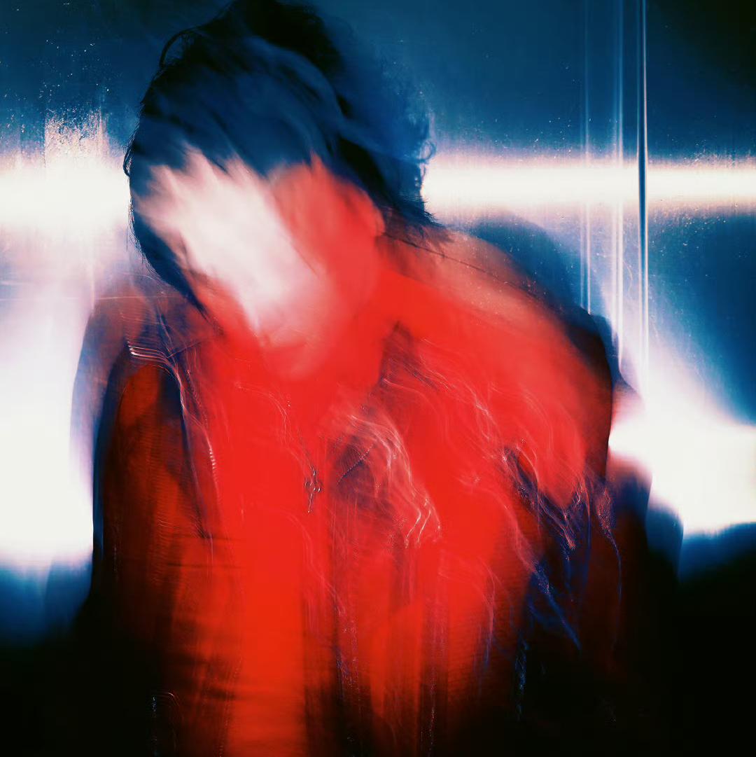 现在我用钱帮她擦去泪痕