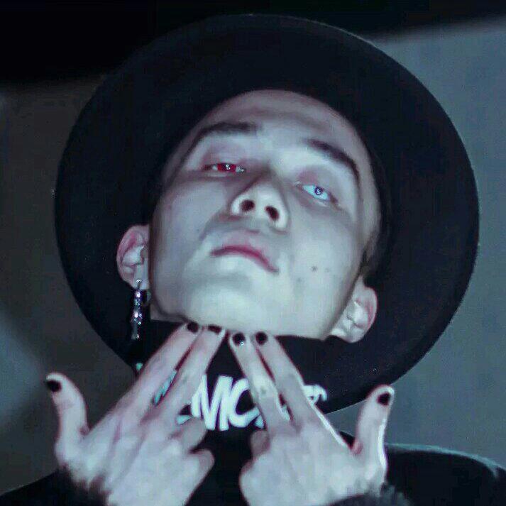 鬼卞／拿着五险一金的rapper