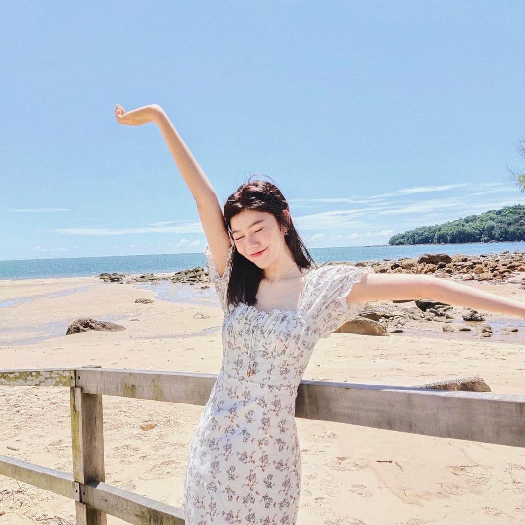 经济舱封面
