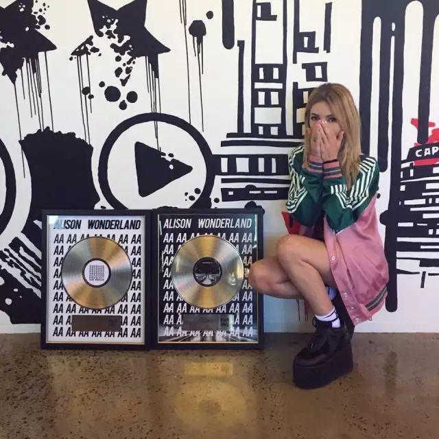 并且 alison wonderland 在这张专辑不仅仅展现了制作人的才华,作词