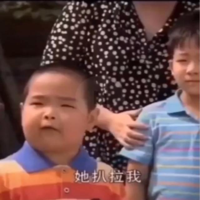 你为什么推那个小女孩，她扒拉我！