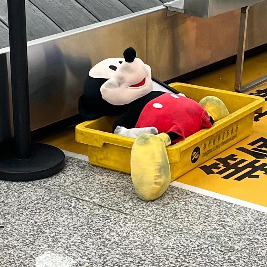 那天我俩在外面听你弹吉他呢,下着大雨