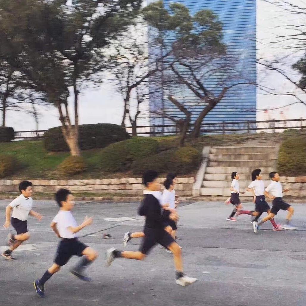 像暗杀似的突然从背后抱住你