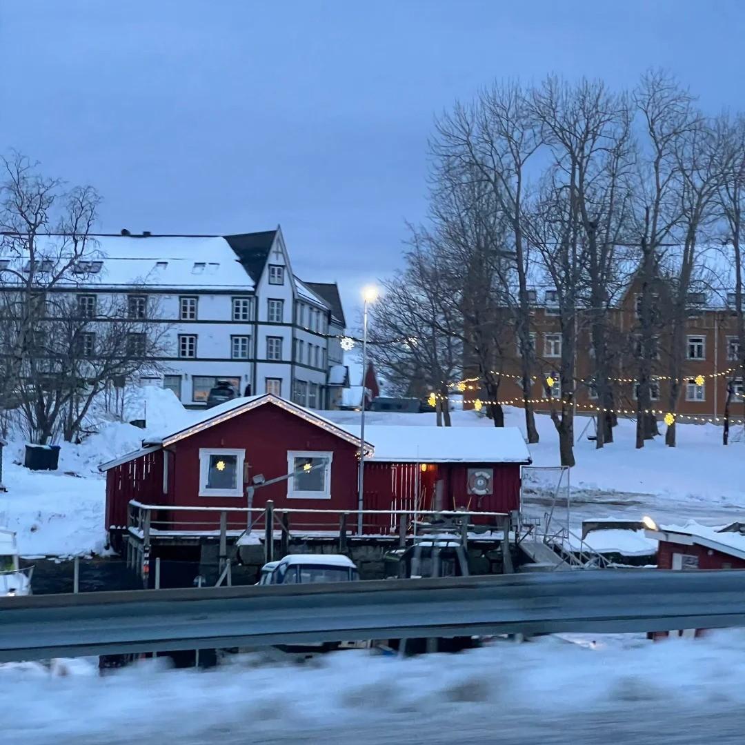 誰不是一邊崩潰一邊自愈 任夏 banner