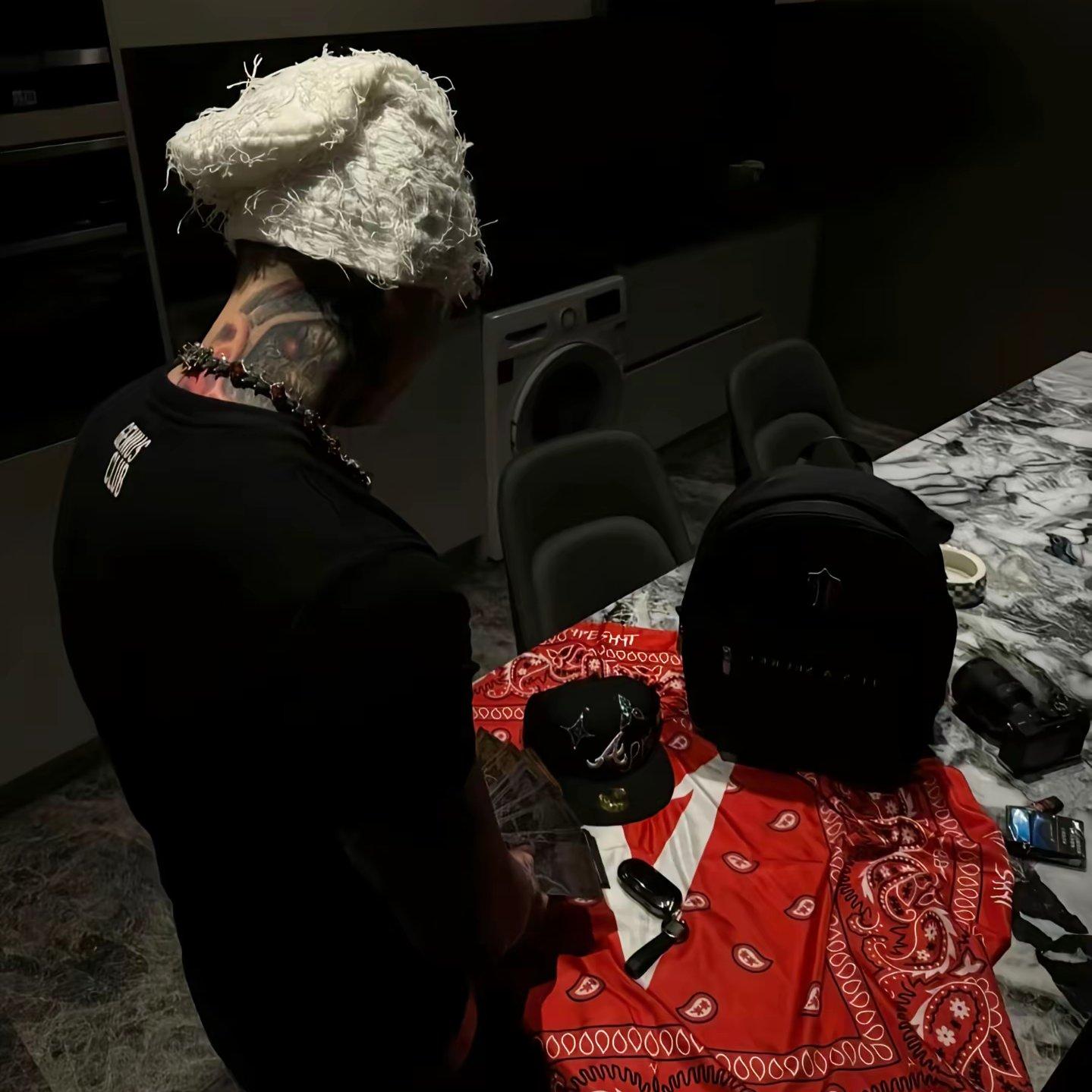 没地址的小镇里 手心紧握伴着雨