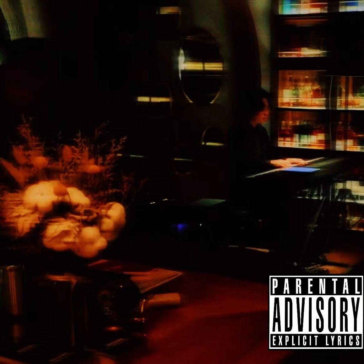 酒馆弹琴，屋内外电闪雷鸣