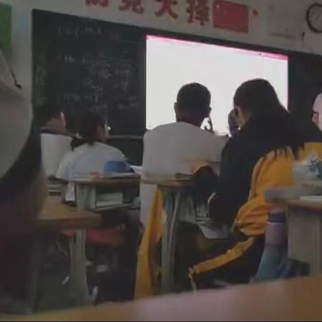 你像云朵一样散落人间封面