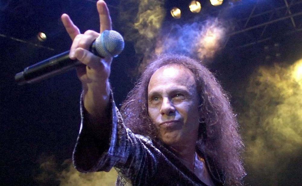black sabbath 乐队的前主唱  ozzy osbourne,把"v型手势"当做乐队