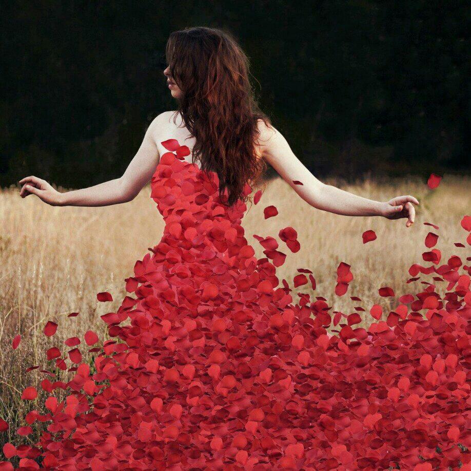 фото в поле в красном платье