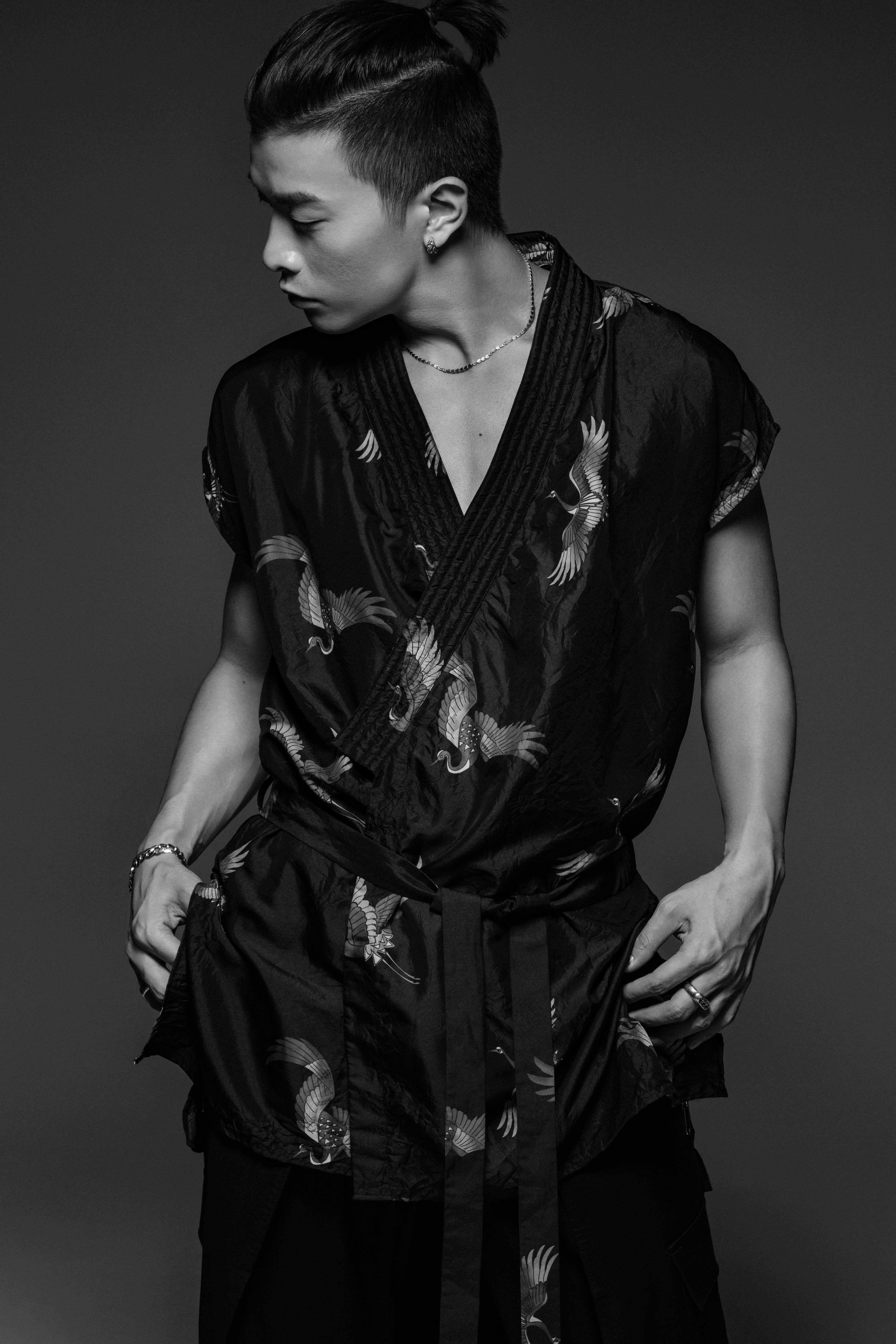 满舒克宣传照曝光,黑白武士尽显男性魅力